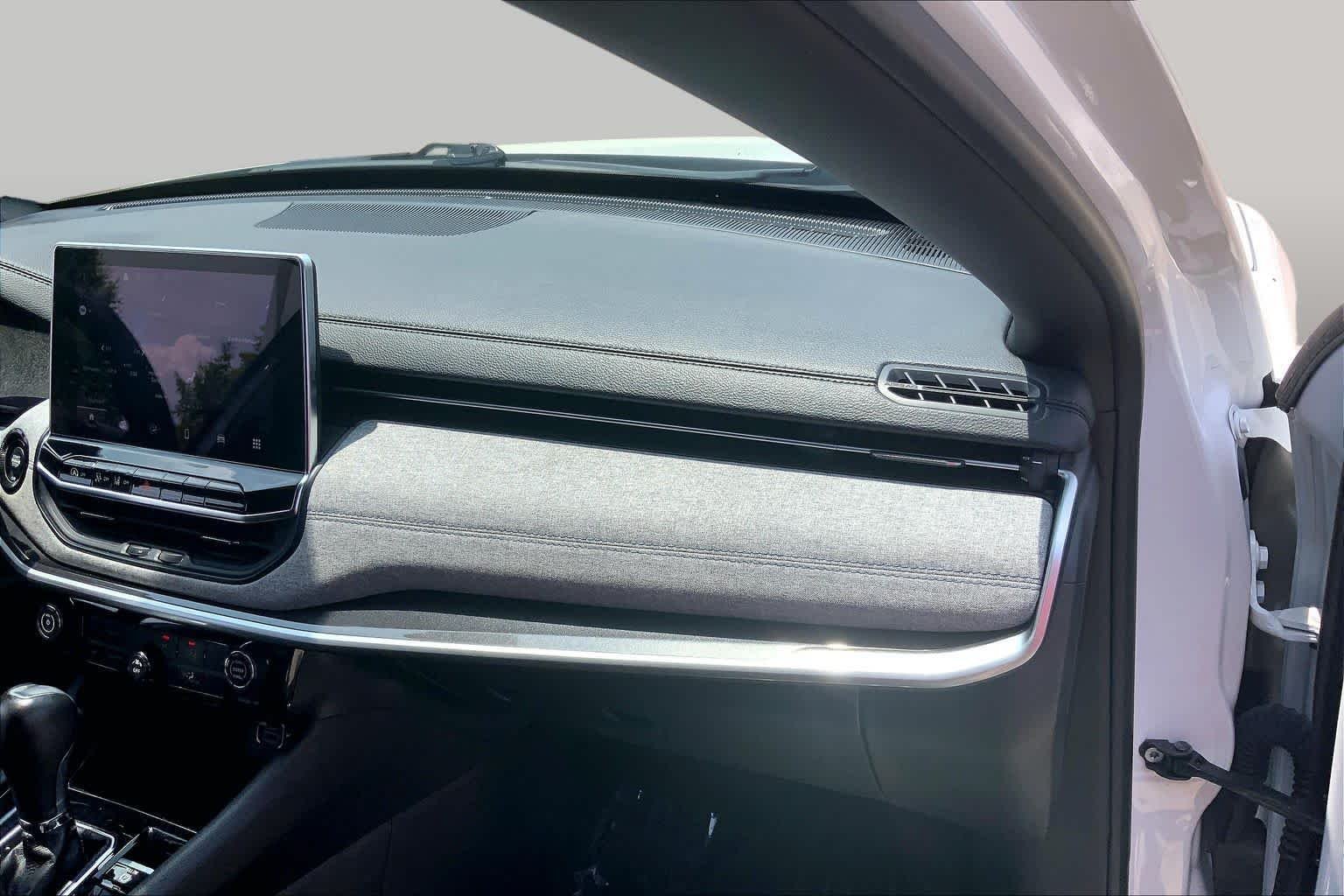 Used 2024 Bright White Clearcoat Jeep Latitude image 19