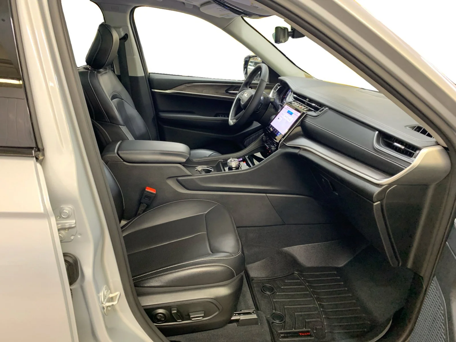 Used 2024 Silver Jeep Limited image 15
