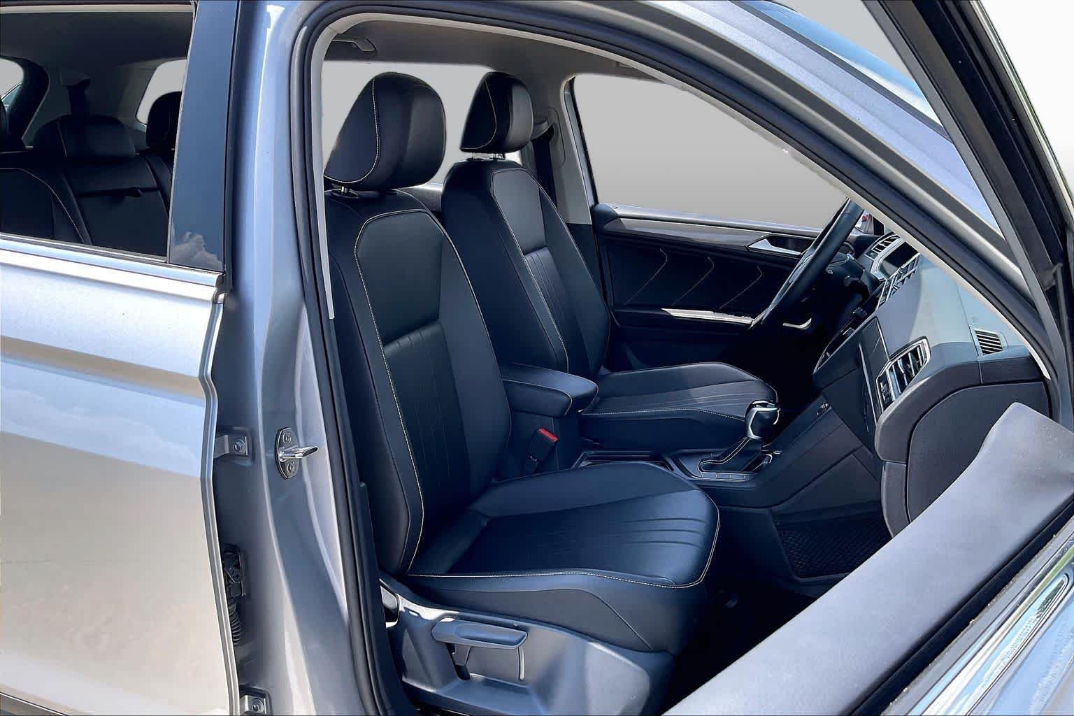 Used 2024 Pyrite Silver Metallic Volkswagen SE image 8