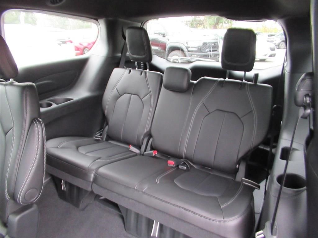 New 2026 Diamond Black Crystal Pearl-Coat Exterior Paint Chrysler Select image 32