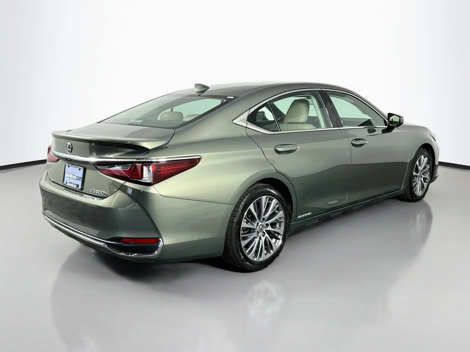 Used 2020 Green Lexus 300h image 7
