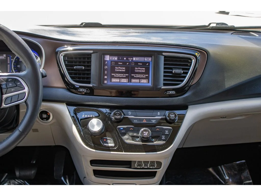 Used 2023 Silver Mist Clearcoat Chrysler LX image 24