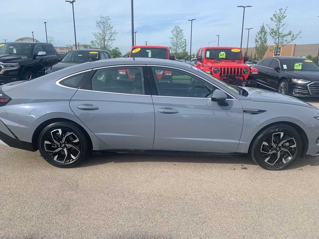 Certified Used 2025 Blue Hyundai SEL image 6
