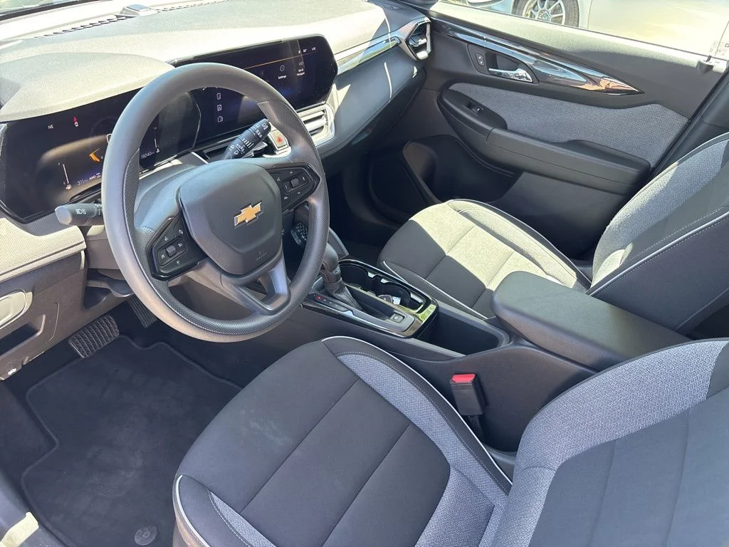 Used 2025 White Chevrolet LT image 8