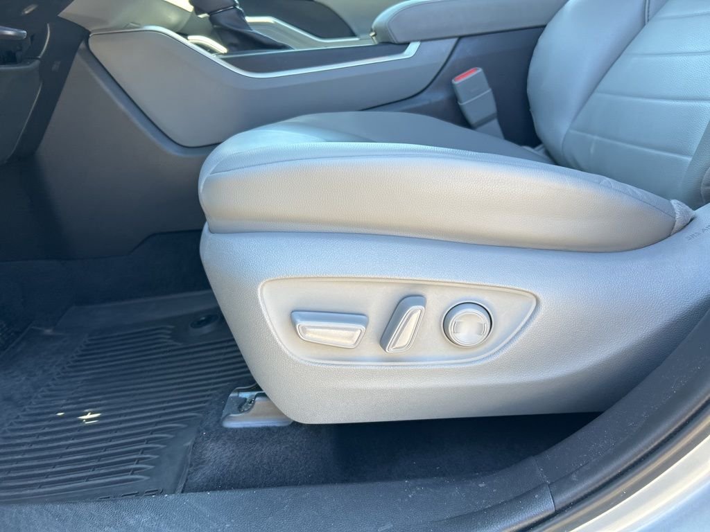 Used 2021 Silver Toyota XLE image 17
