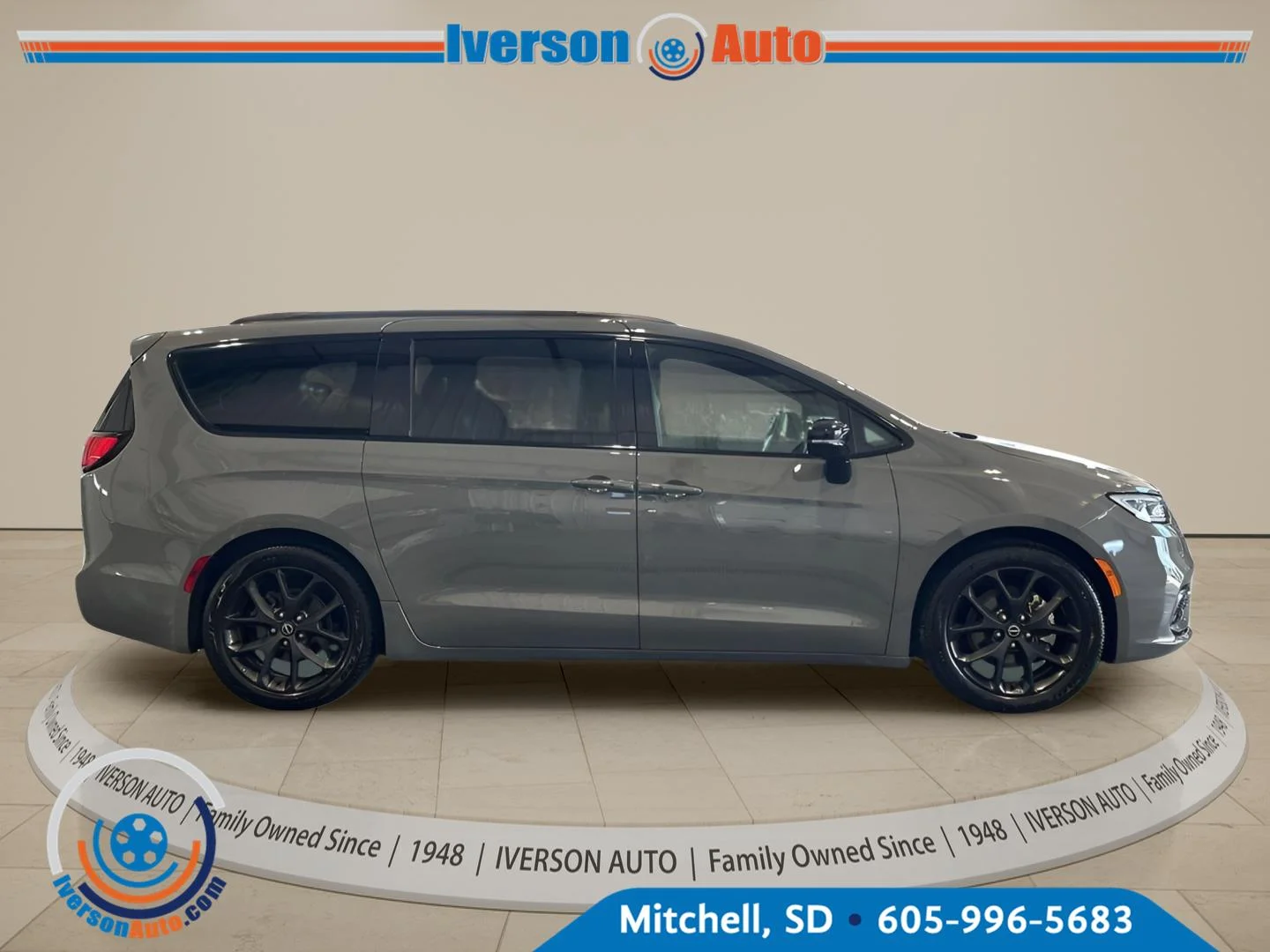 Used 2025 Ceramic Gray Clearcoat Chrysler Limited image 9