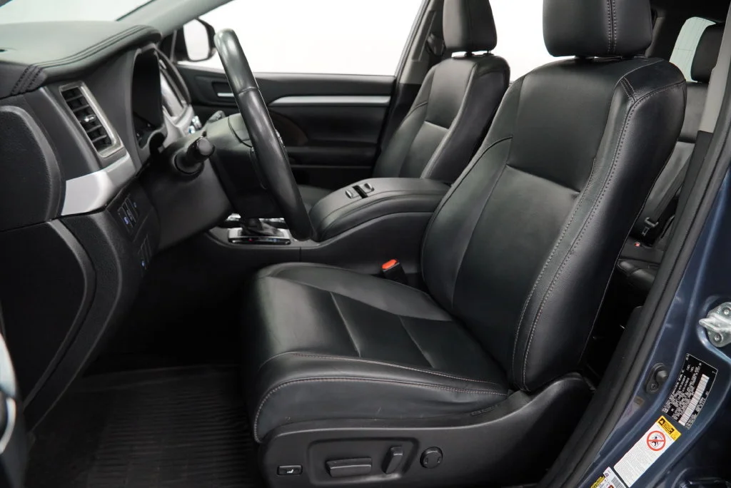 Used 2019 Blue Toyota XLE image 4