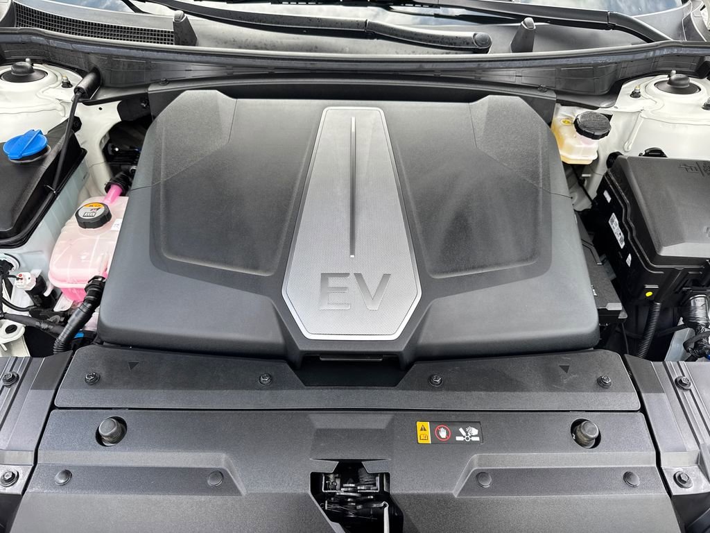 Used 2023 White Kia Wind image 8