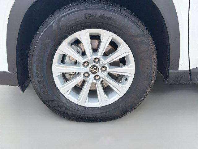 Used 2026 Pearl Toyota XLE image 41
