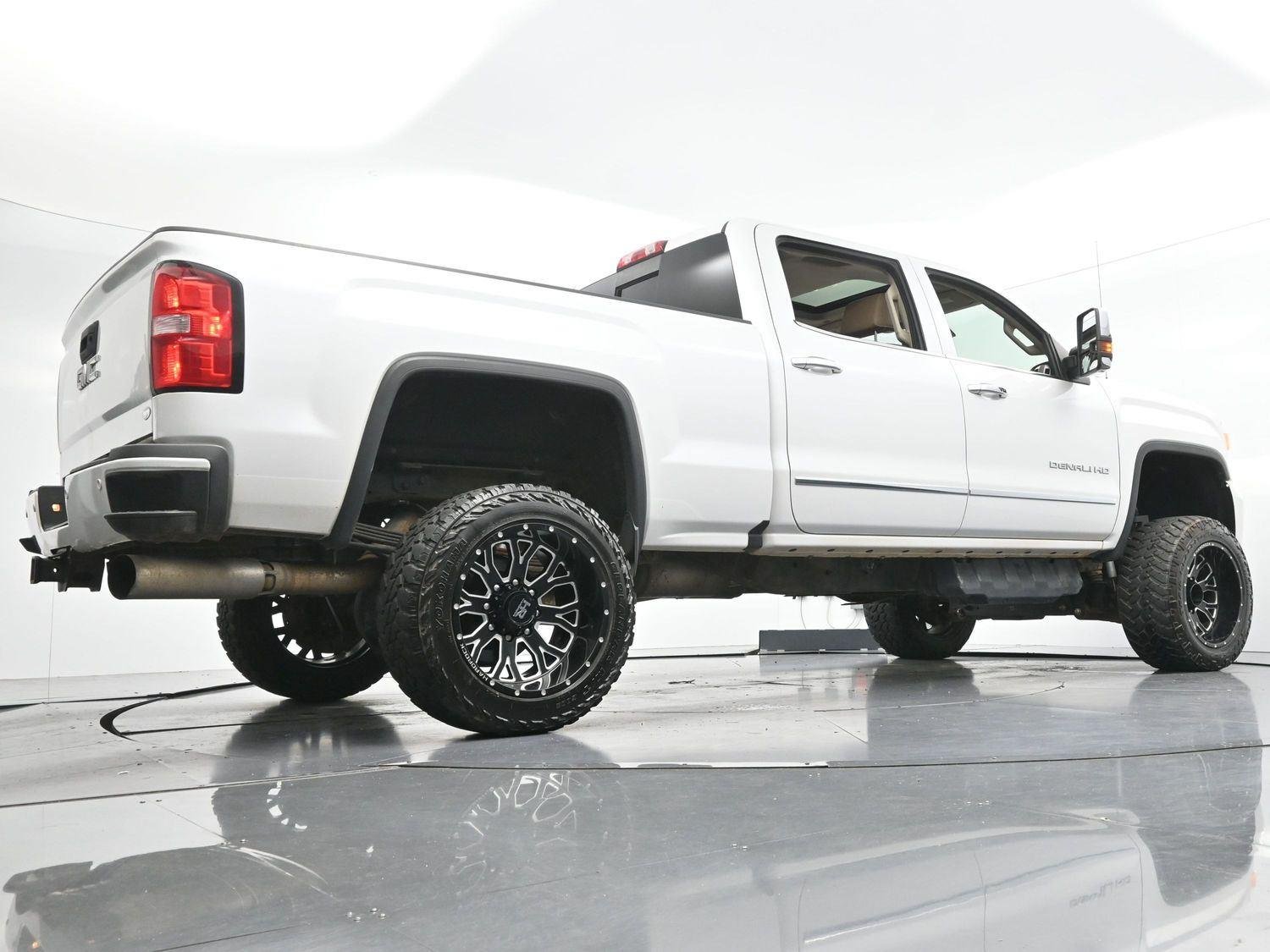 Used 2019 White Frost Tricoat GMC Denali image 50