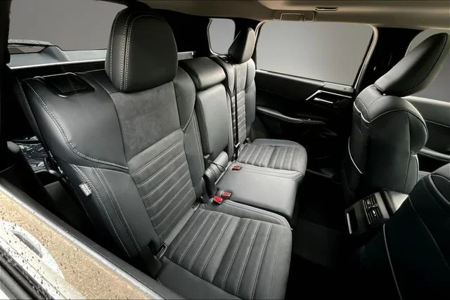 New 2026 White Mitsubishi SE image 10