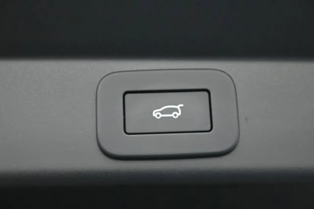 Used 2024 Varesine Blue Metallic [blue] Land Rover Dynamic SE image 24