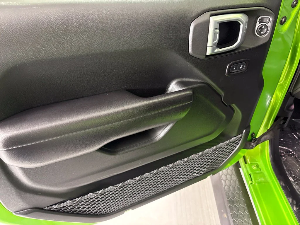 Used 2019 Green Jeep Sport S image 23