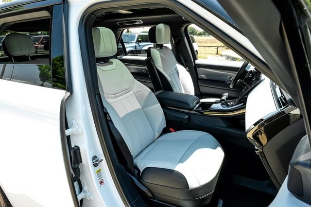 New 2026 Ostuni Pearl White Premium Metallic Land Rover Dynamic SE image 45