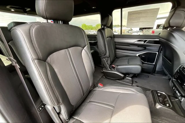 New 2026 Bright White Clear-Coat Exterior Paint Jeep Limited Altitude image 27