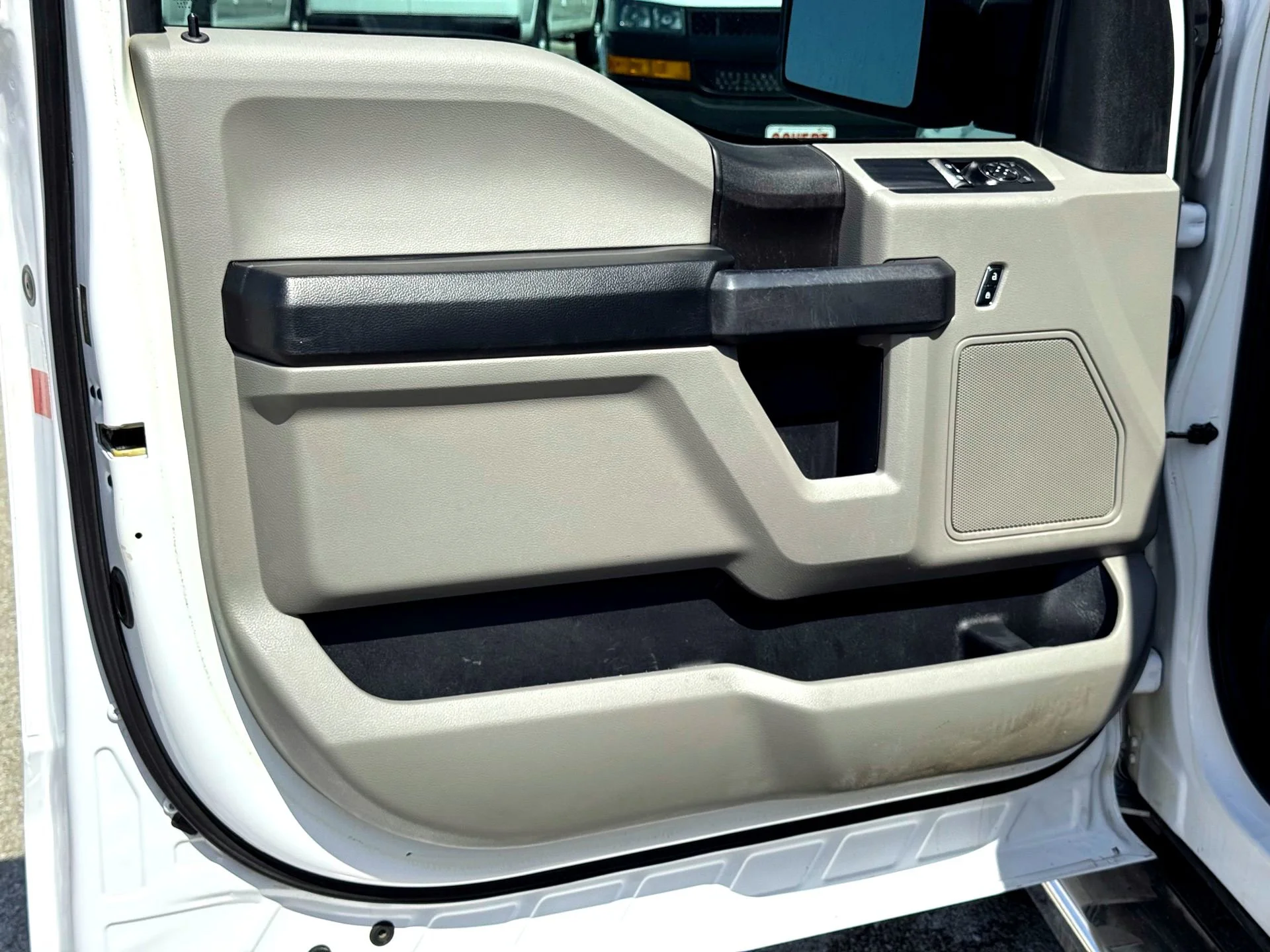 Used 2018  Ford XL image 10