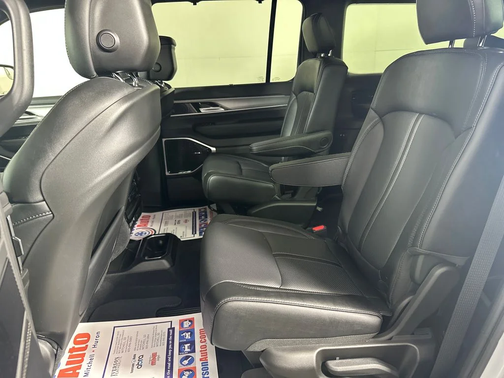 New 2026 Silver-Zynith Exterior Paint Jeep Limited Reserve image 25