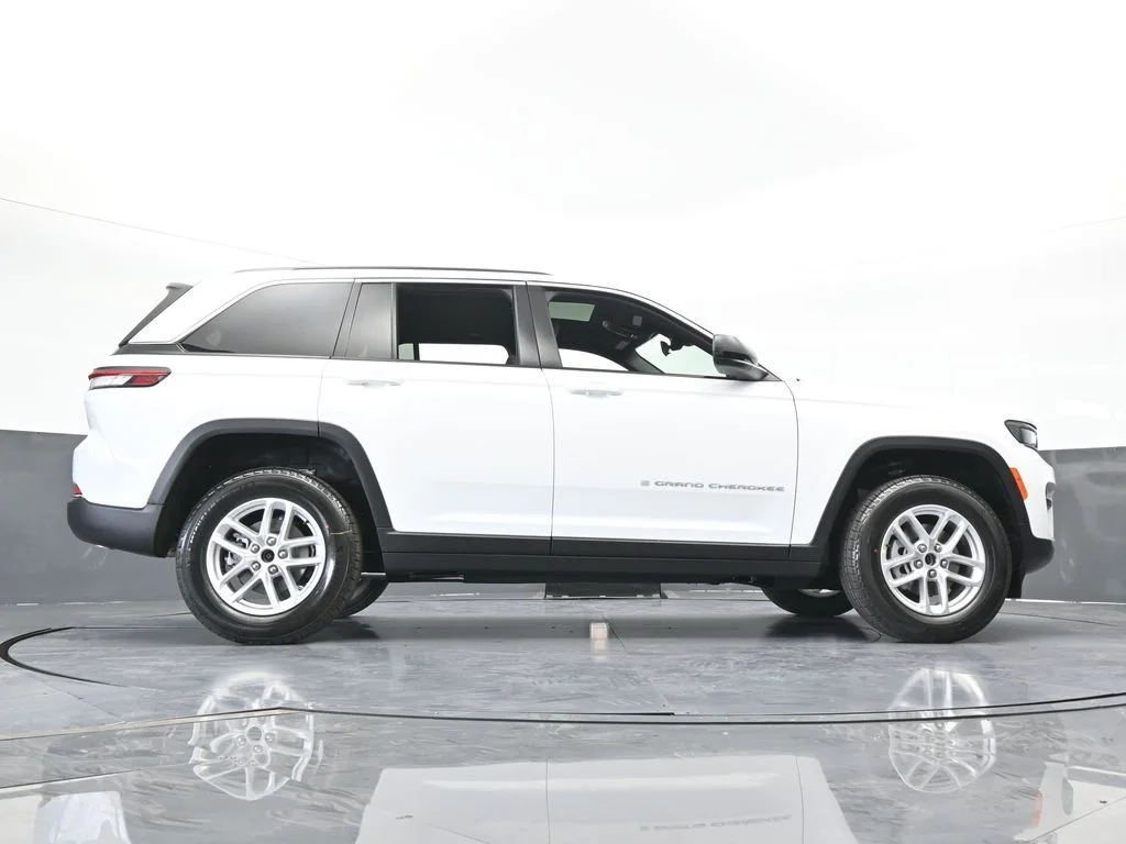 New 2026 Bright White Clear-Coat Exterior Paint Jeep Laredo X image 58