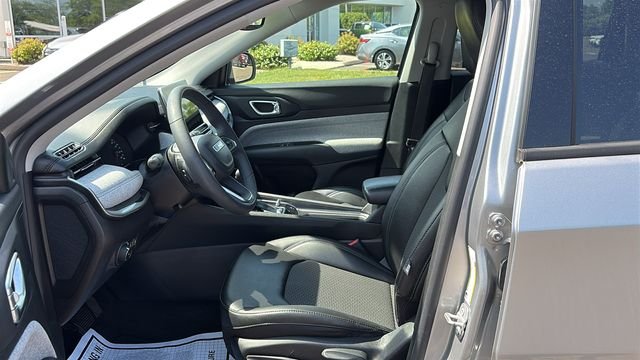 Used 2022 Silver Jeep Latitude image 10