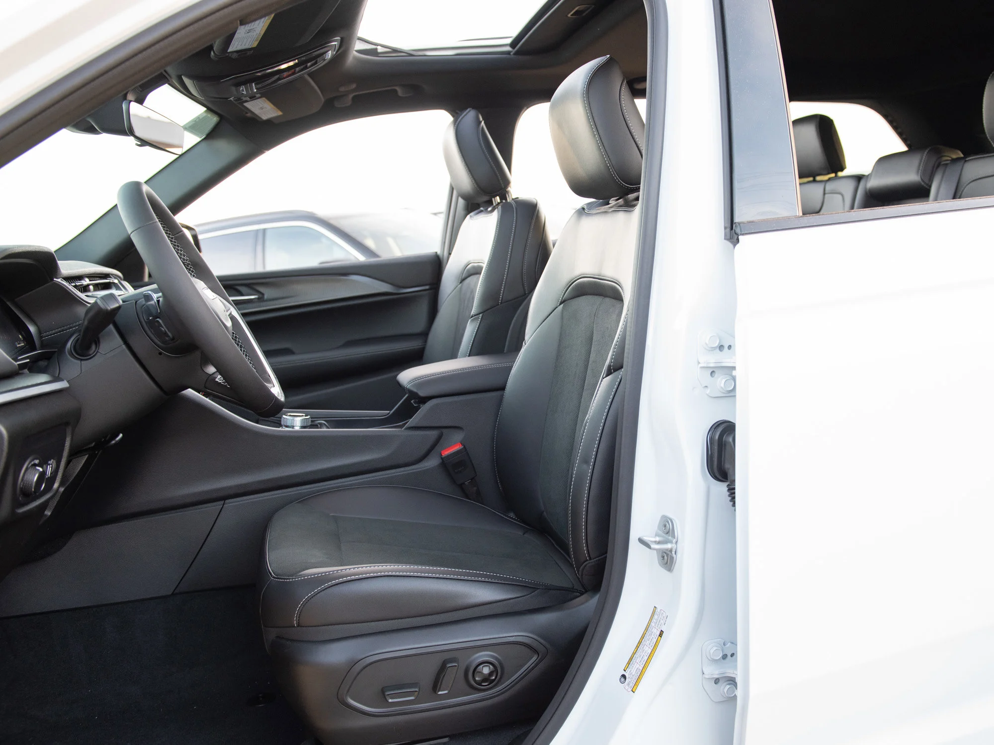 New 2025 White Jeep Altitude* 4x4, Sunroof, Trailer Tow Pkg, Remote Start image 21