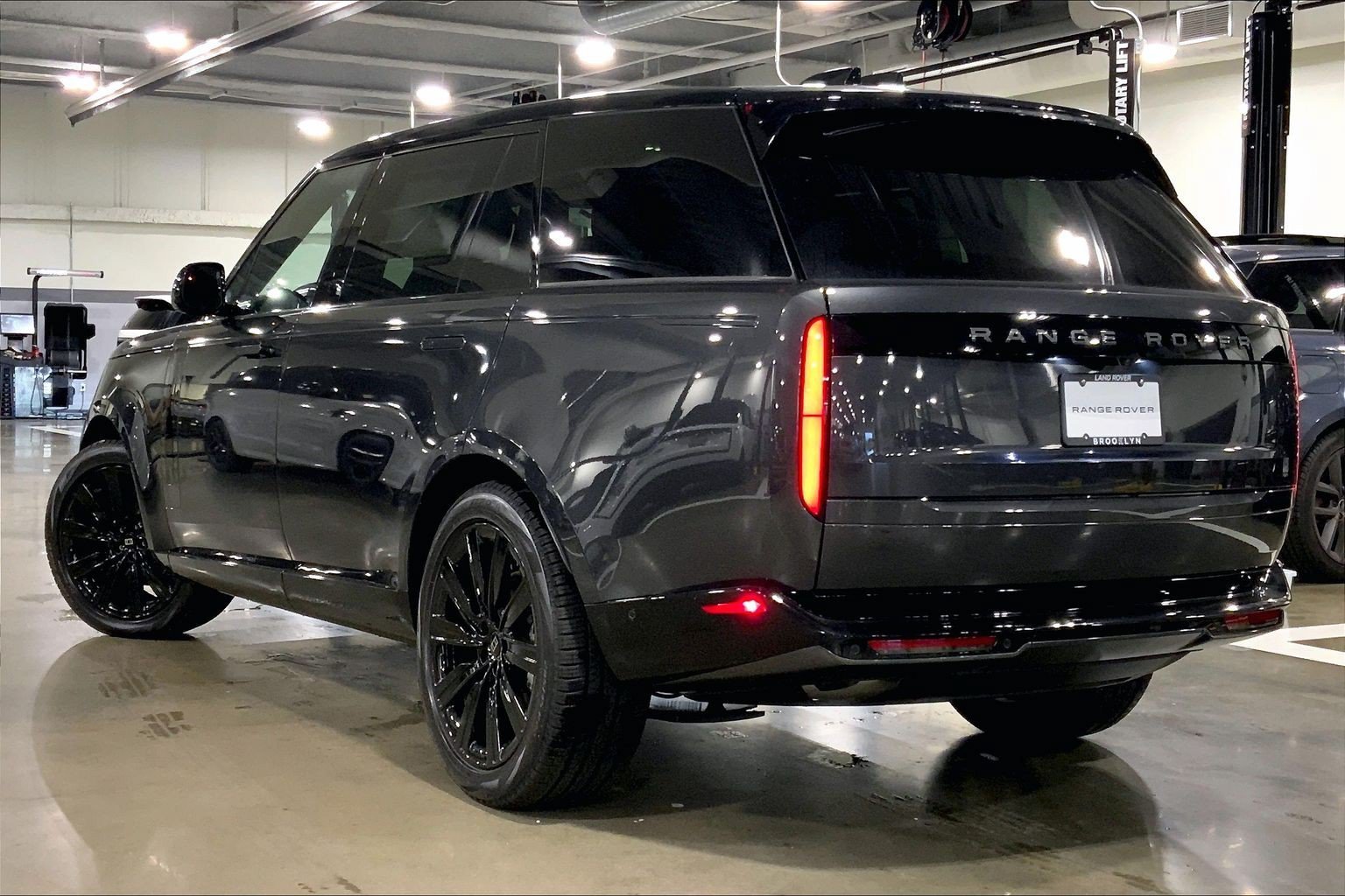 New 2027 Carpathian Grey Land Rover SE image 12