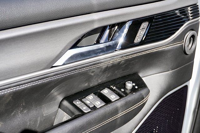 New 2026 Bright White Clear-Coat Exterior Paint Jeep Limited Altitude image 30