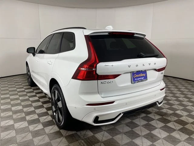 Used 2025 White Volvo T8 Plus image 6