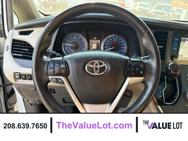 Used 2017 White Toyota XLE Premium image 27