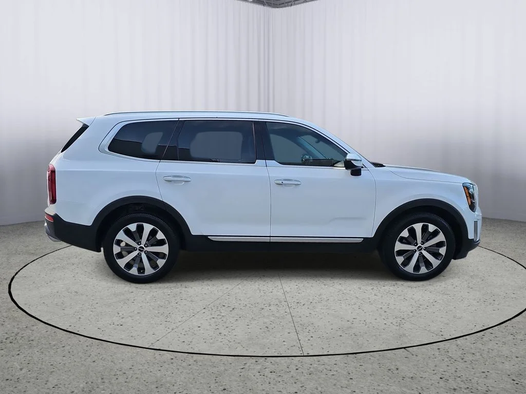 Used 2022 White Kia S image 6