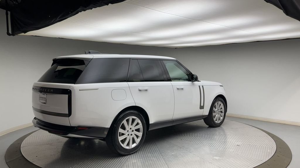 Used 2025  Land Rover SE image 2