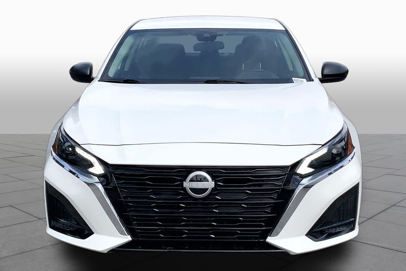 Used 2024 Glacier White Nissan 2.5 S image 4