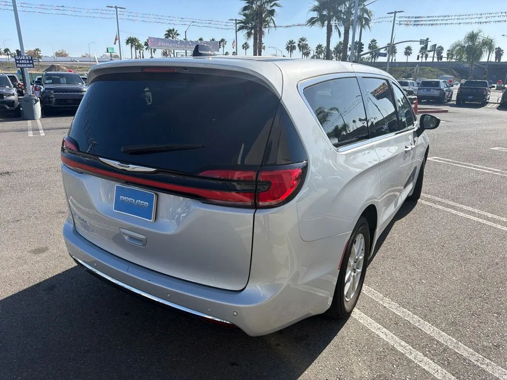 Used 2024 Silver Chrysler Touring L image 5