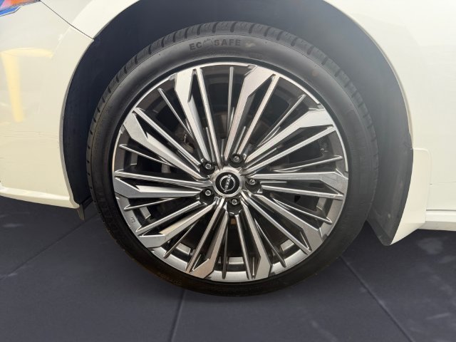 Used 2023 White Nissan 2.5 SL image 44