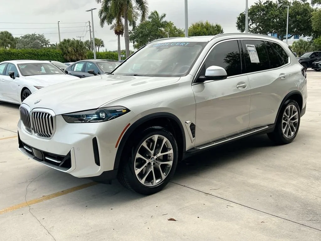 Used 2025 White Metallic BMW sDrive40i image 3