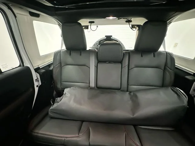 New 2026 Bright White Clear-Coat Exterior Paint Jeep Rubicon X image 26