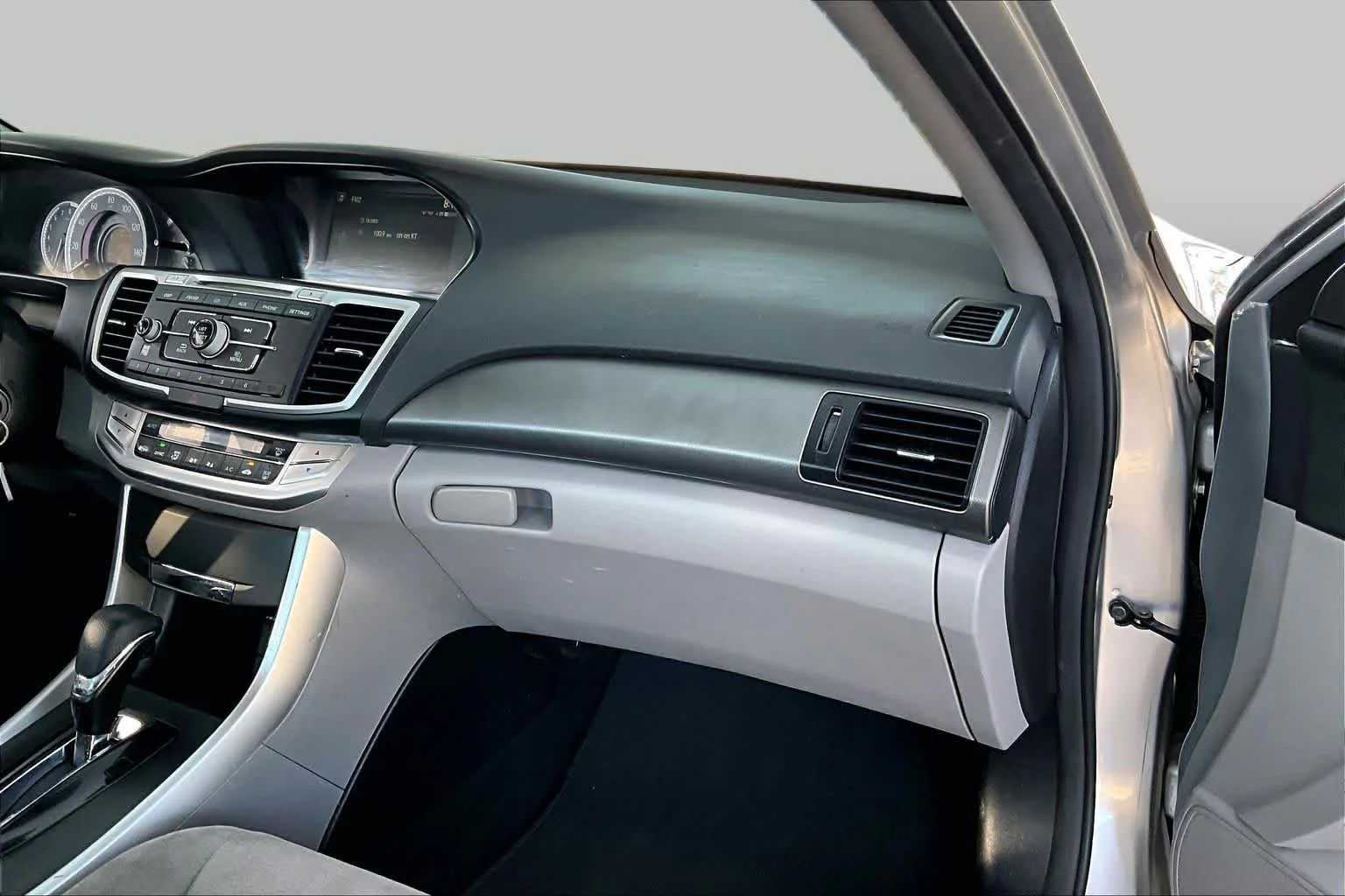Used 2013 Alabaster Silver Metallic Honda LX image 17