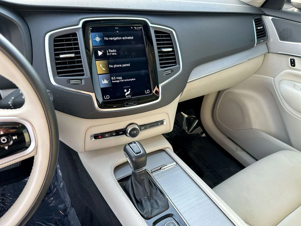 Used 2021 White Volvo T5 Momentum image 5
