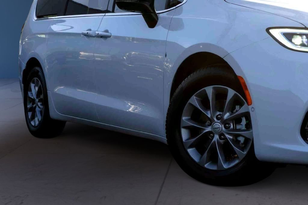 New 2026 Bright White Clear-Coat Exterior Paint Chrysler Limited image 2