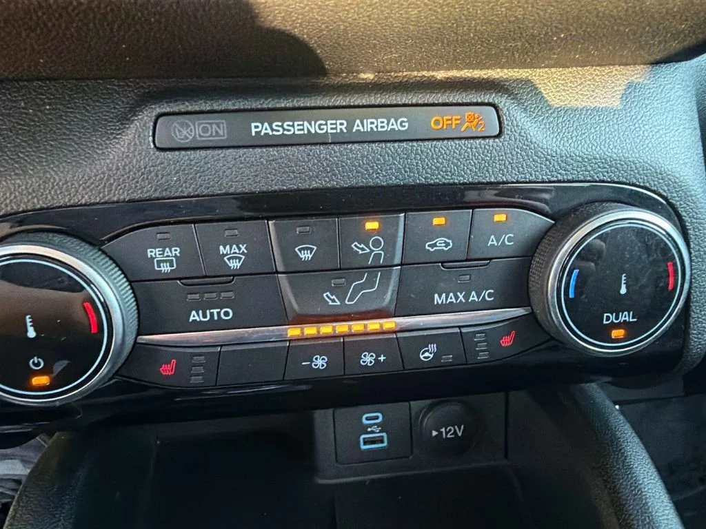 Used 2022 Red Ford SE image 26