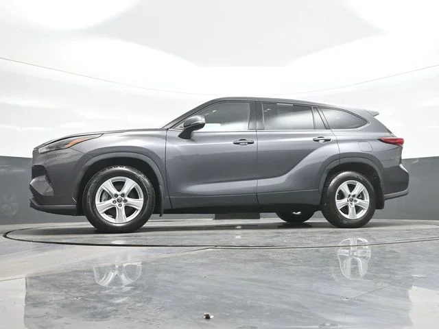 Used 2022 Gray Toyota LE image 21