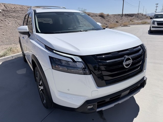 2025 Nissan Pathfinder Platinum photo 2