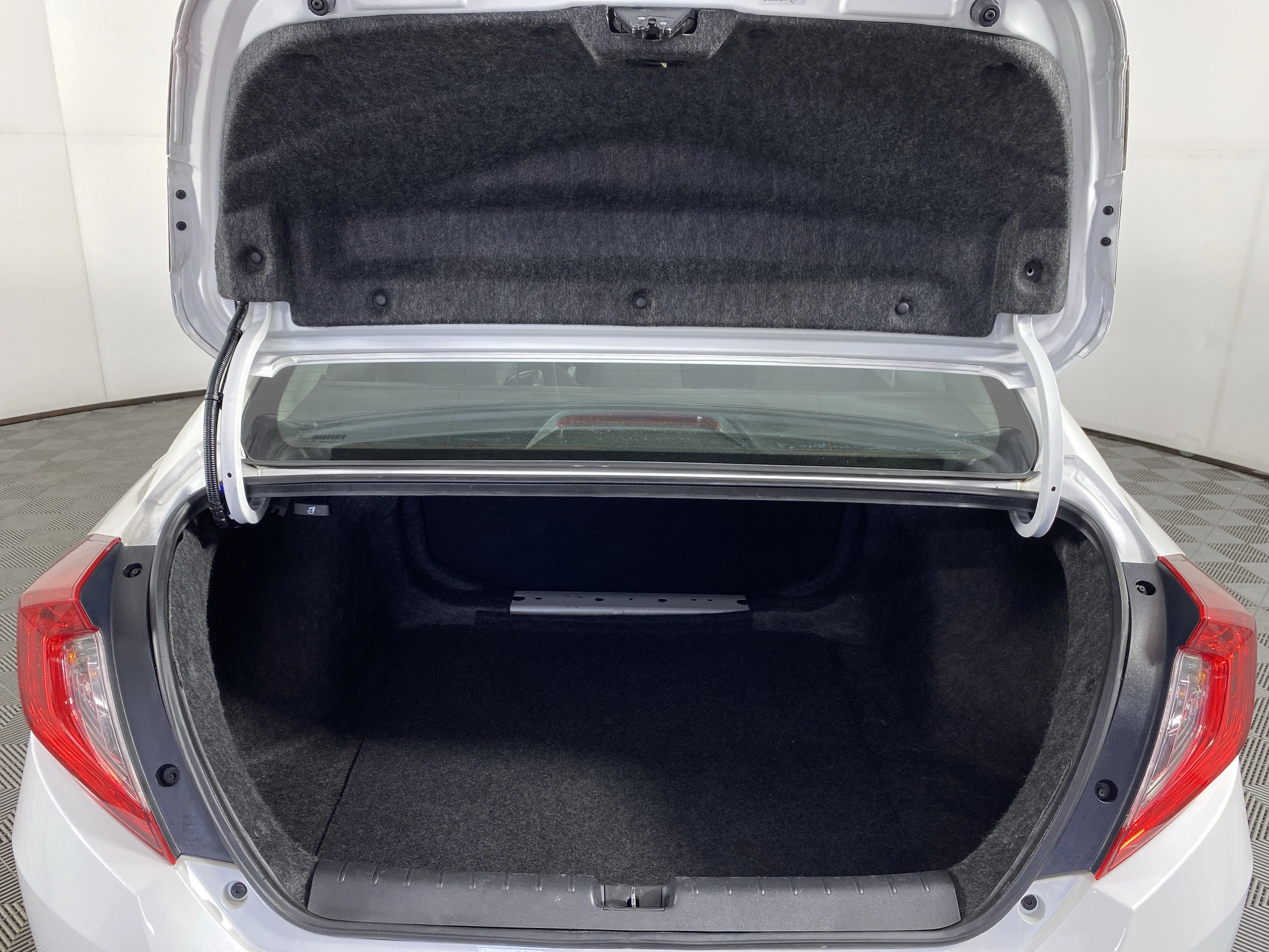 Used 2019 White Honda LX image 31