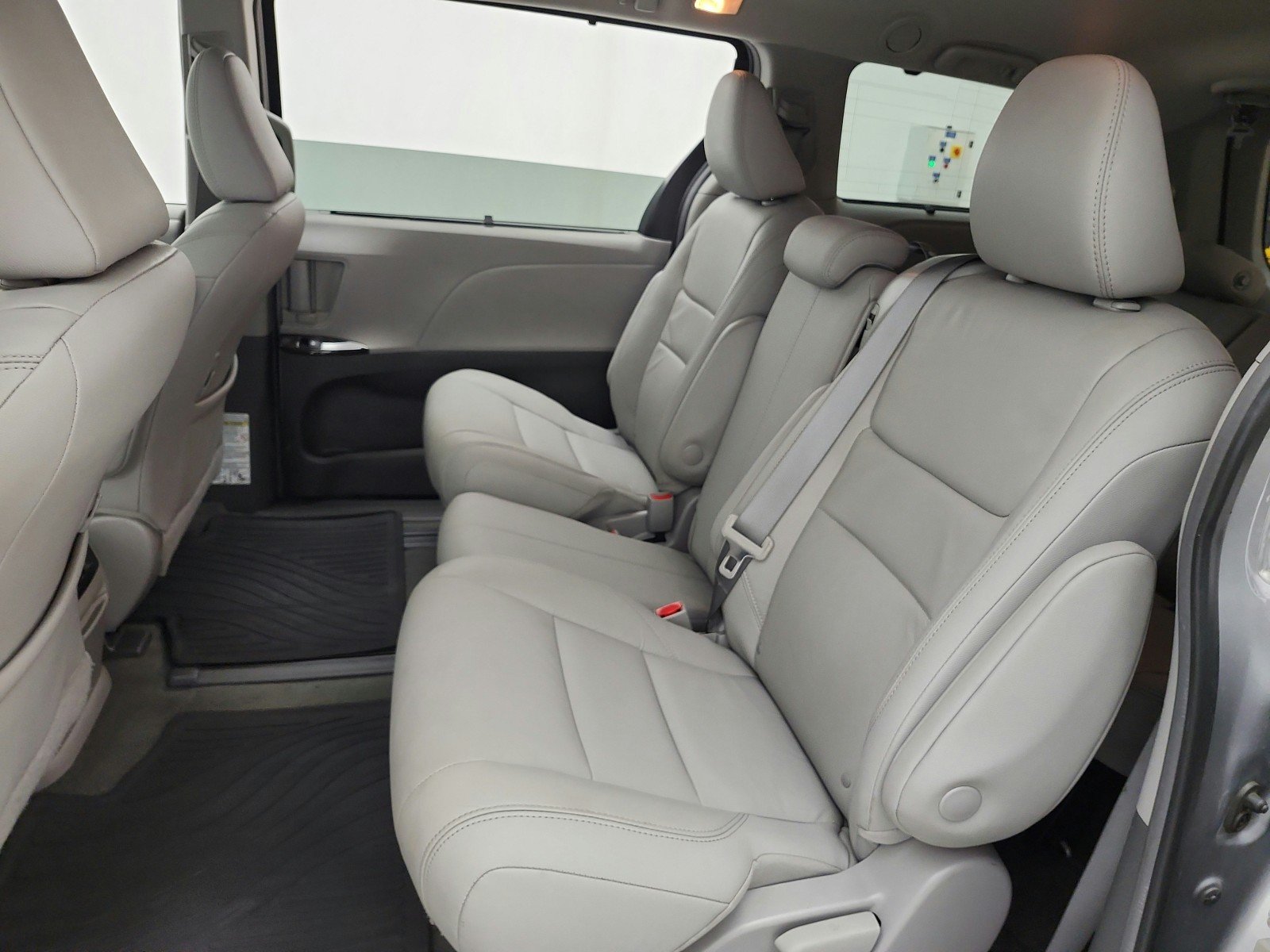 Used 2018 Silver Sky Metallic Toyota XLE Premium image 16