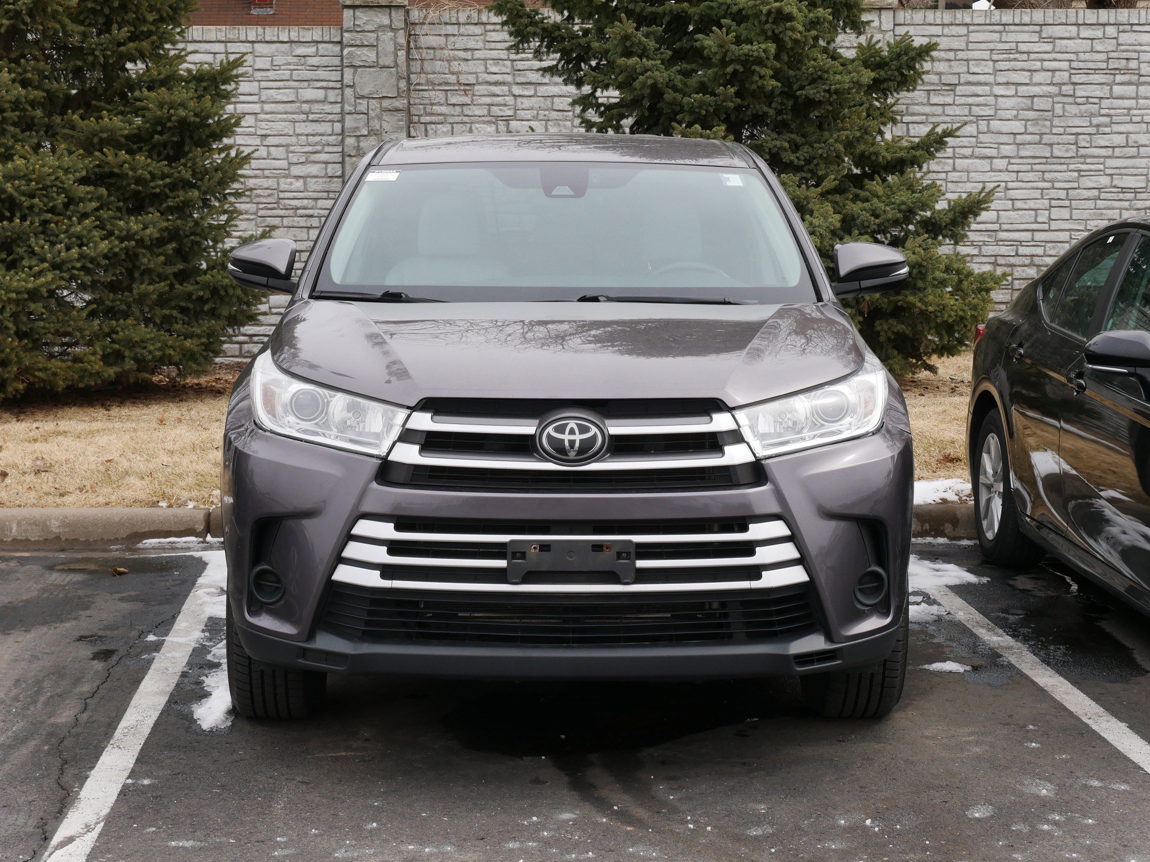Used 2019 Toyota Highlander LE with VIN 5TDBZRFH3KS960395 for sale in Brooklyn Center, Minnesota