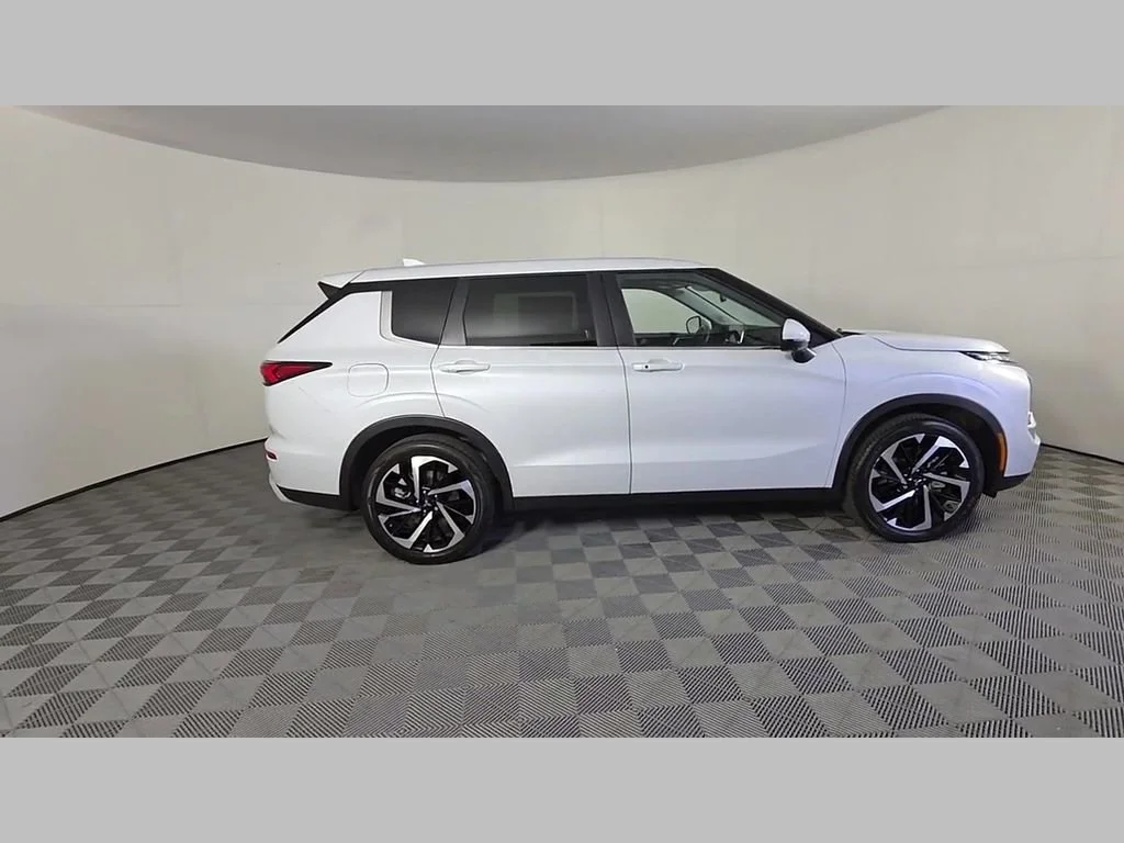 Used 2024 White Mitsubishi SE Black Edition image 44