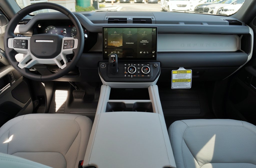 New 2026 Tasman Blue Land Rover X-Dynamic SE image 9