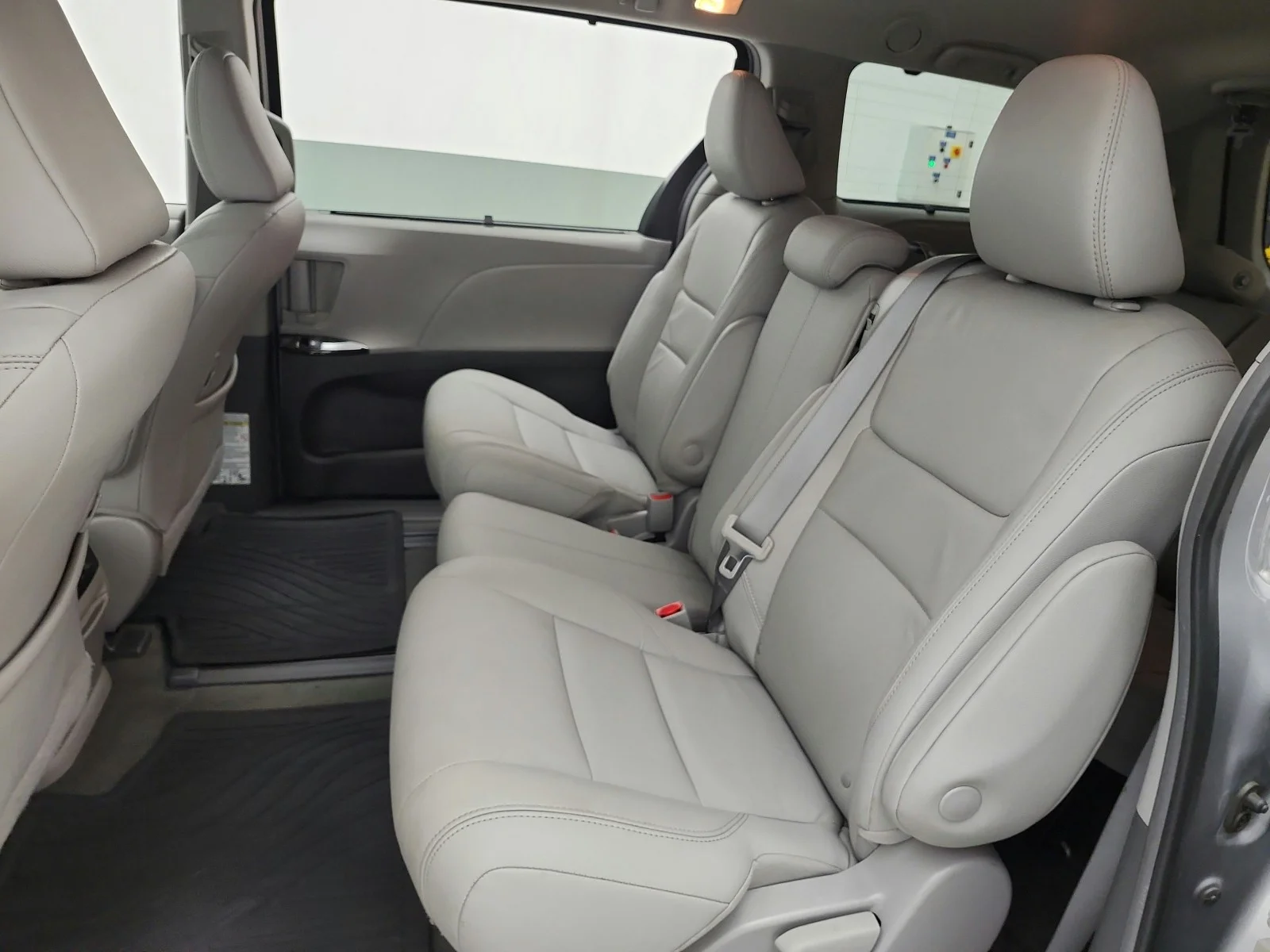 Used 2018 Silver Sky Metallic Toyota XLE Premium image 16