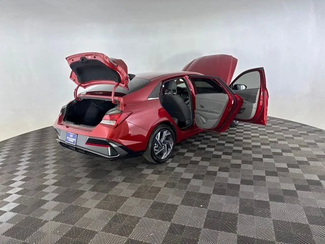 Used 2025 Red Hyundai SEL Convenience image 18