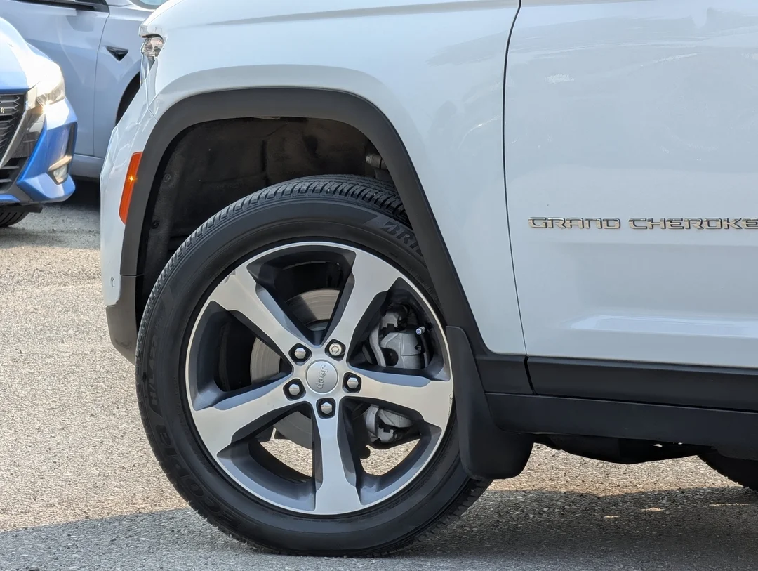 Certified Used 2023 White Jeep Limited - - 4x4 - Luxury Tech II - Command View Sunroof - Passenger Display & More! image 9