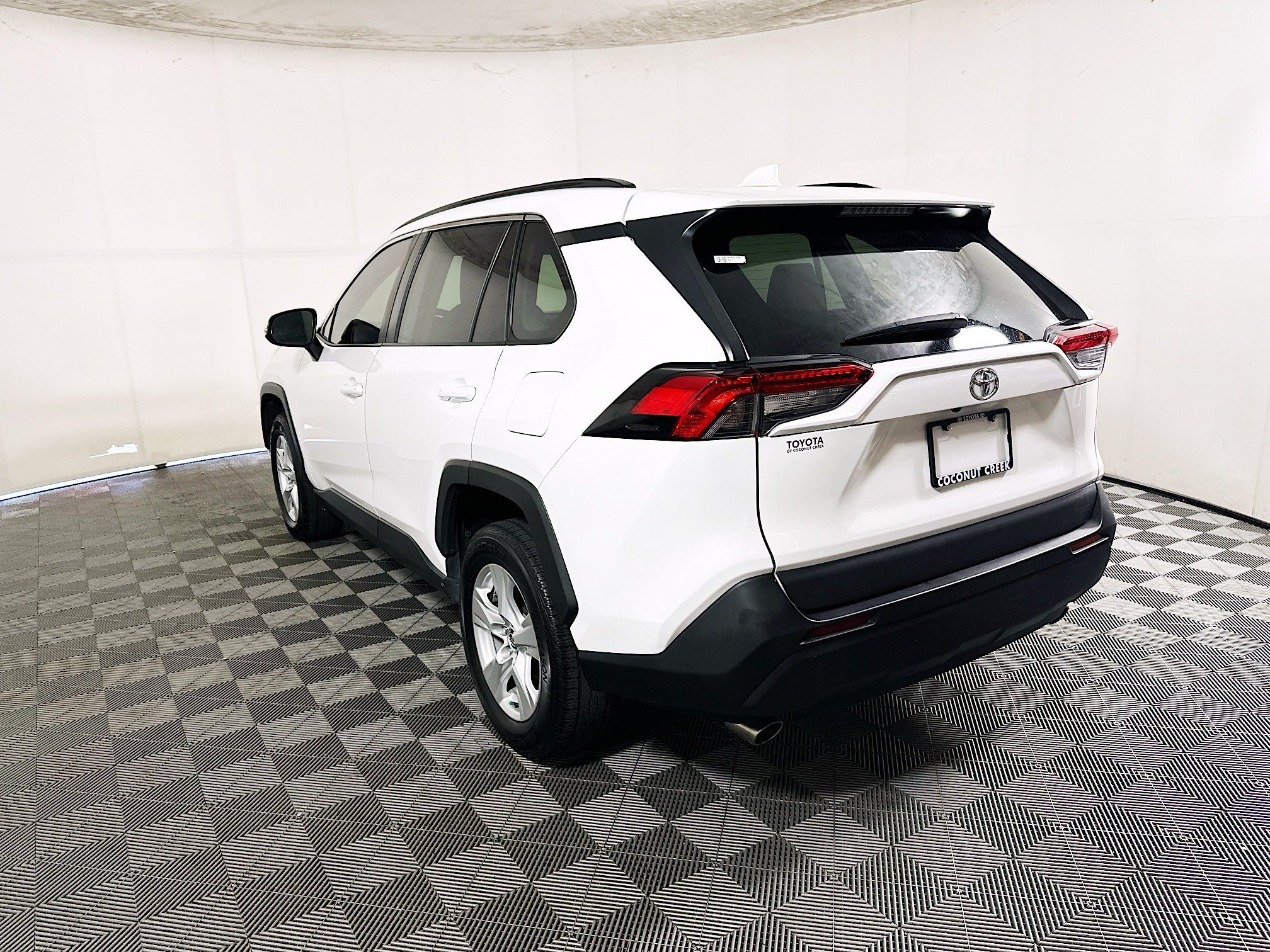 Used 2021 Super White Toyota XLE image 5